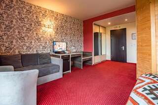 Отель F&B Spa Resort (ex. Fomich Hotel) Буковель Двухместный номер с 1 кроватью и балконом-9